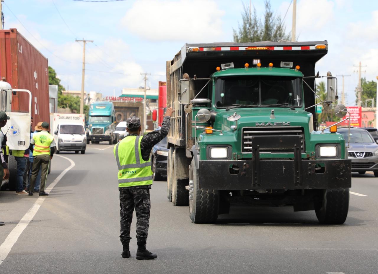 Agente de la DIGESETT supervisando el cumplimiento de los permisos de circulación de camiones de carga.