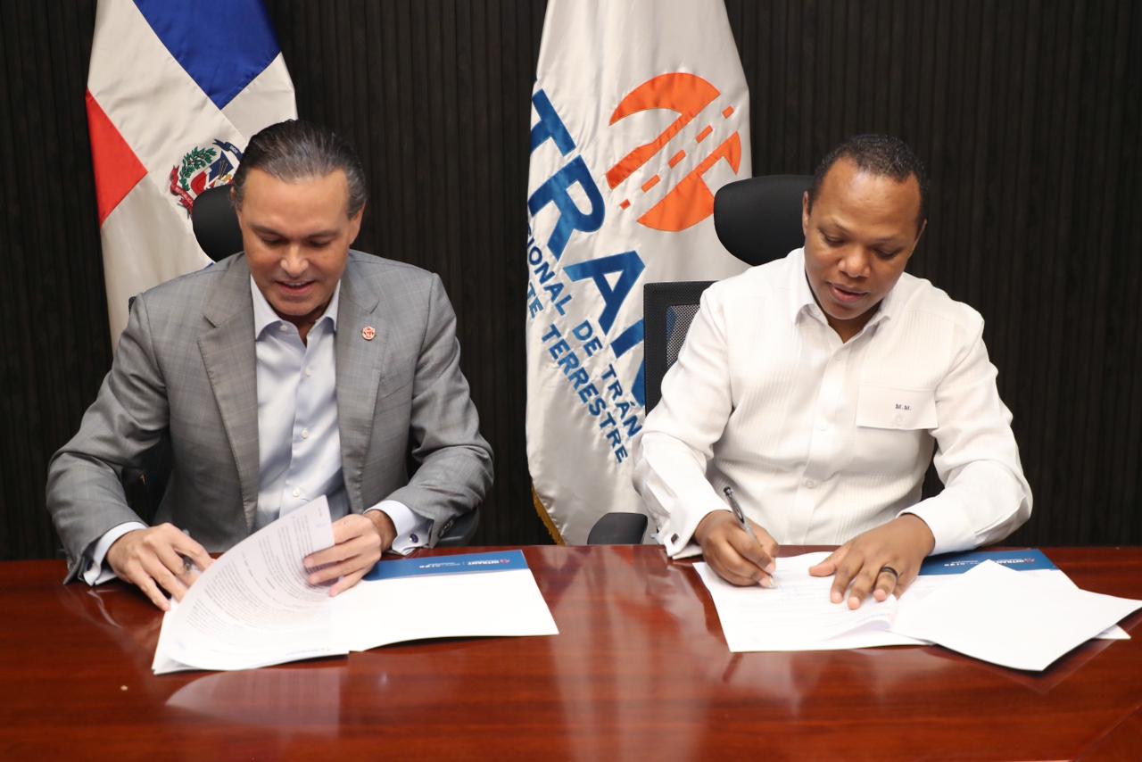 Milton Morrison y Juan Tomás Díaz firman acuerdo para remozar el Parque Infantil de Seguridad Vial en Ciudad Juan Bosch.