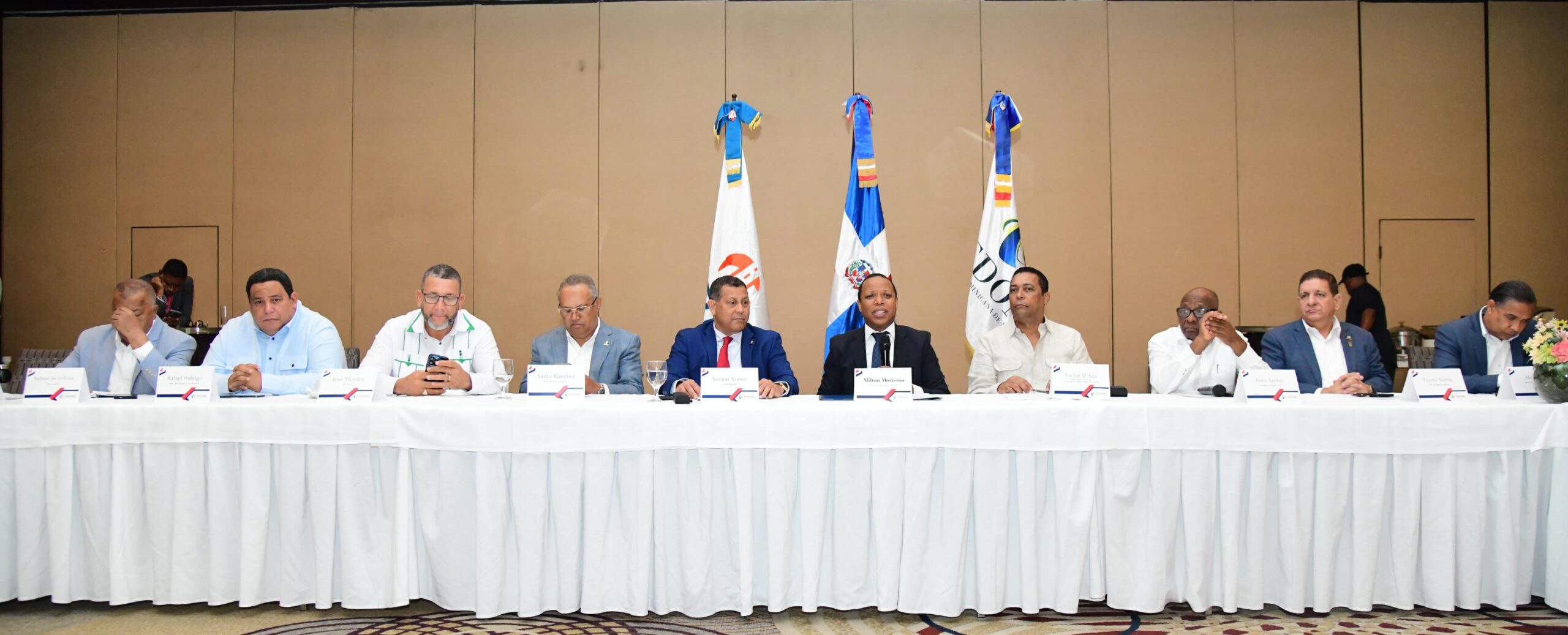 Milton Morrison, director ejecutivo del Intrant, y Nelson Núñez, presidente de Fedomu en la mesa directiva.