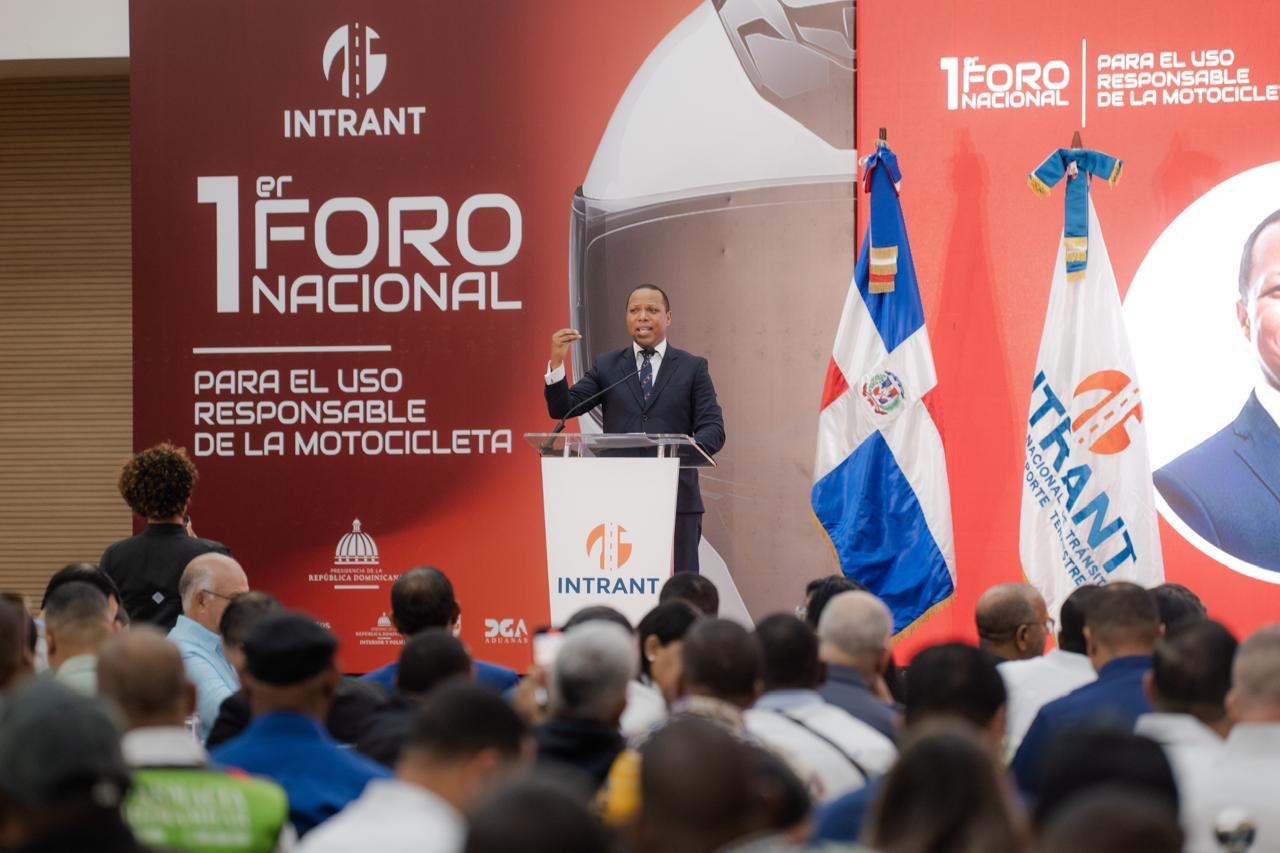 INTRANT presenta normativa para prohibir importación de cascos de motocicletas no certificados y anuncia obligatoriedad del casco en la venta de motocicletas en República Dominicana.