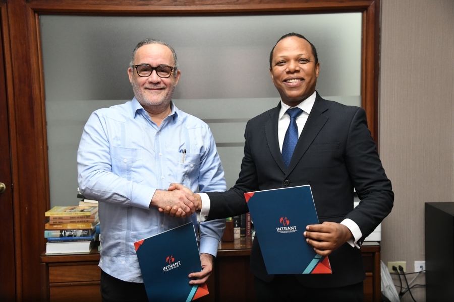 Milton Morrison y Ricardo Rojas León firman acuerdo entre el INTRANT y RNN para apoyar la campaña educativa “Sé Consciente RD” y promover la seguridad vial en República Dominicana.