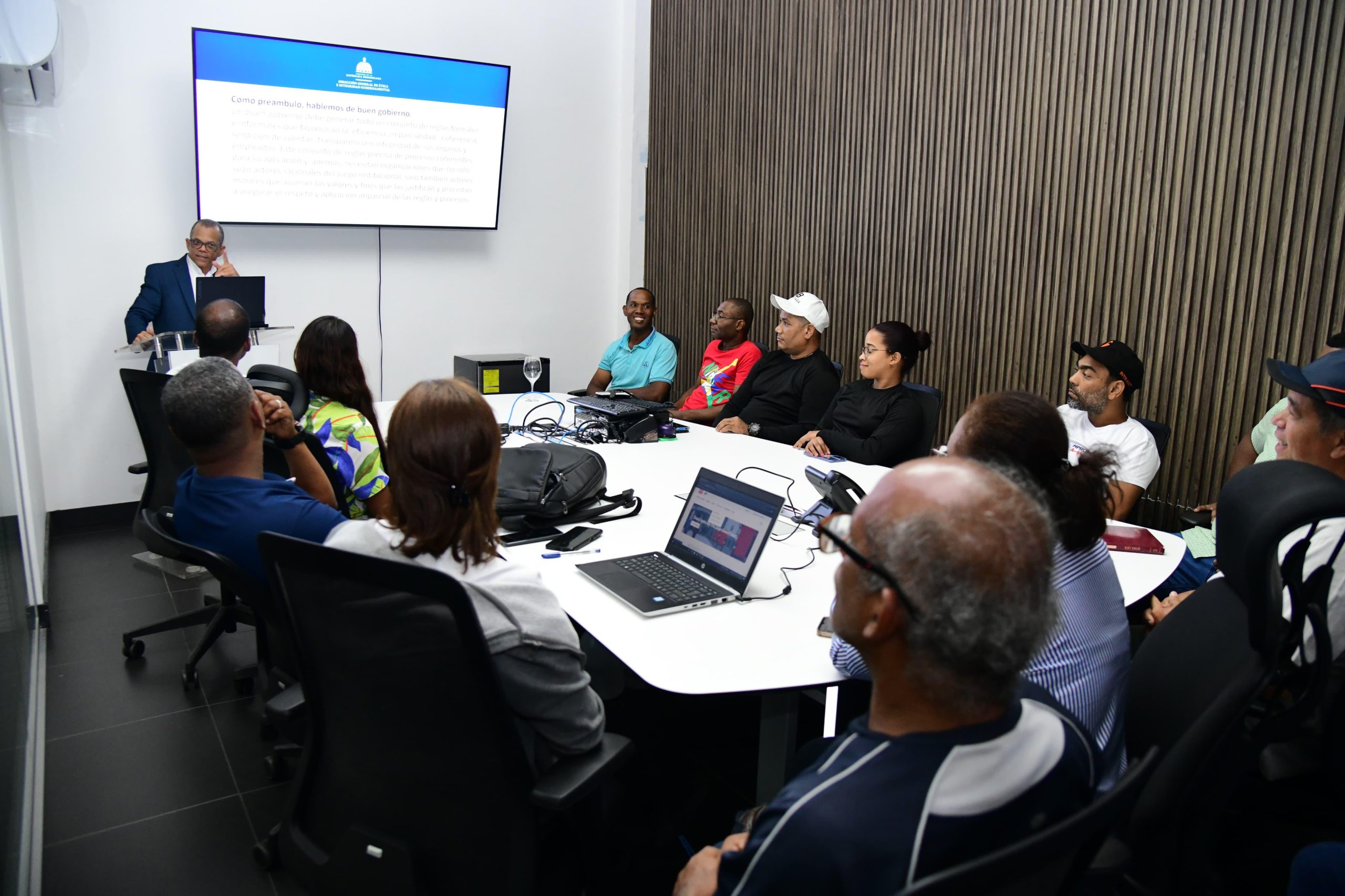 charla "Ética y Valores en el Contexto Público", dirigida a empleados del Centro de Control de Tráfico.