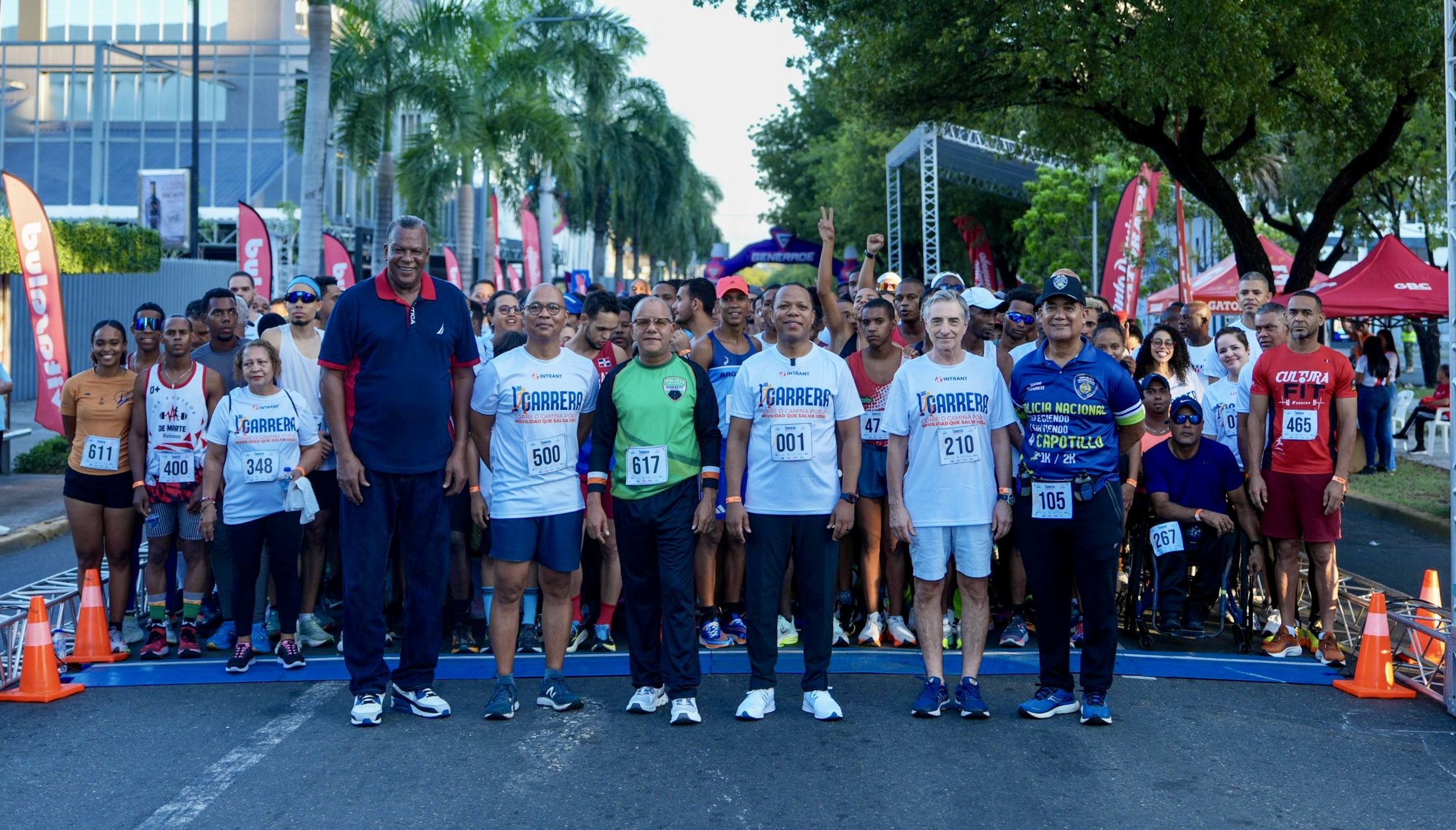 Cientos de corredores en la línea de salida de la Primera Carrera 5K por la Movilidad Sostenible, organizada por el INTRANT en Santo Domingo.