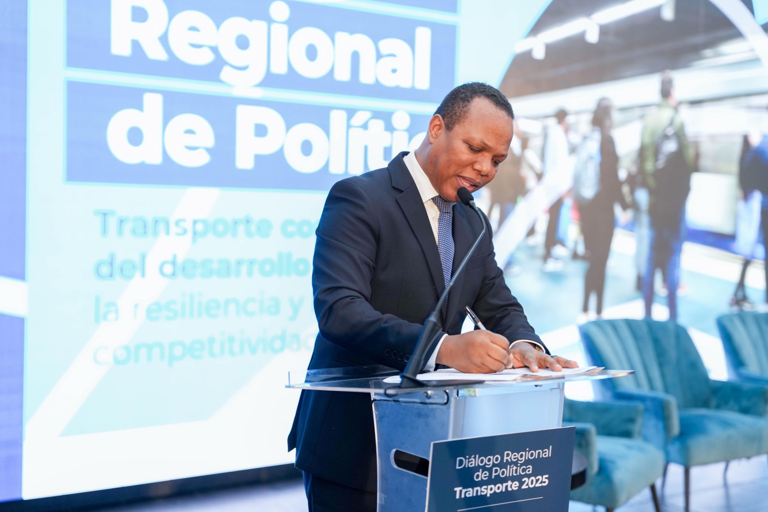 El director del INTRANT, Milton Morrison, firmando la nueva Normativa Técnica sobre cascos de motocicleta certificados.