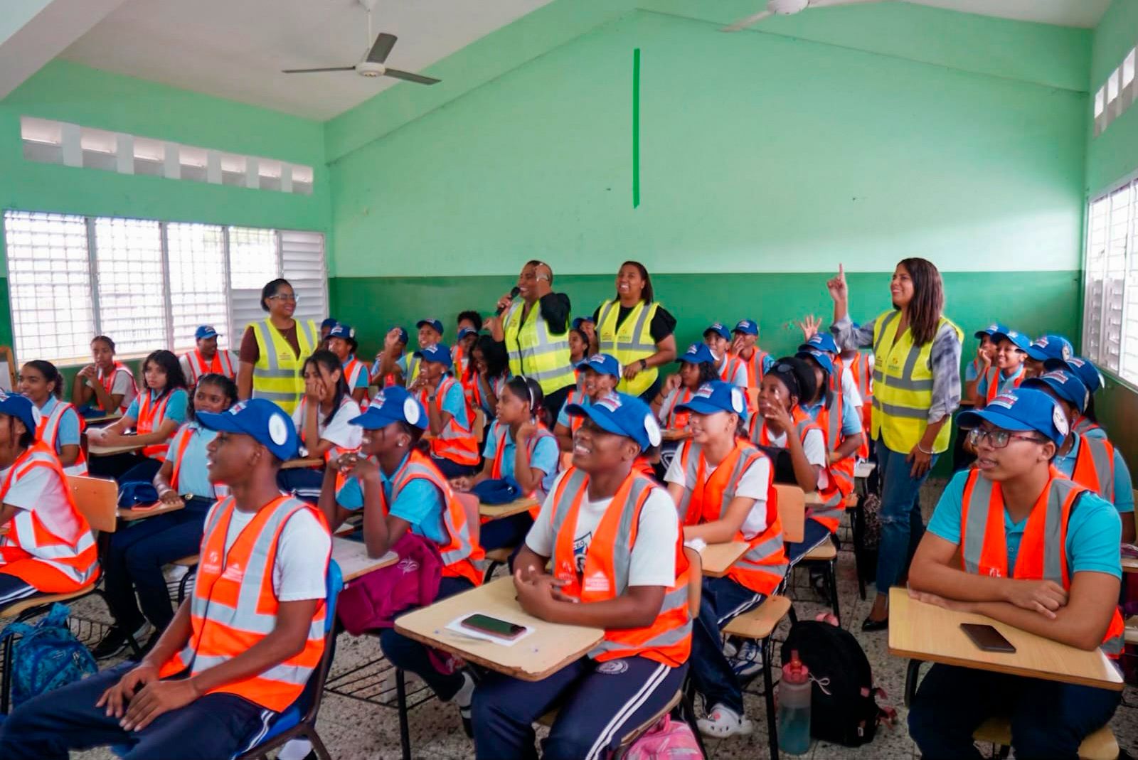 Estudiantes del Liceo Víctor Garrido Puello reciben charla de educación vial del programa Guardianes del Tránsito.