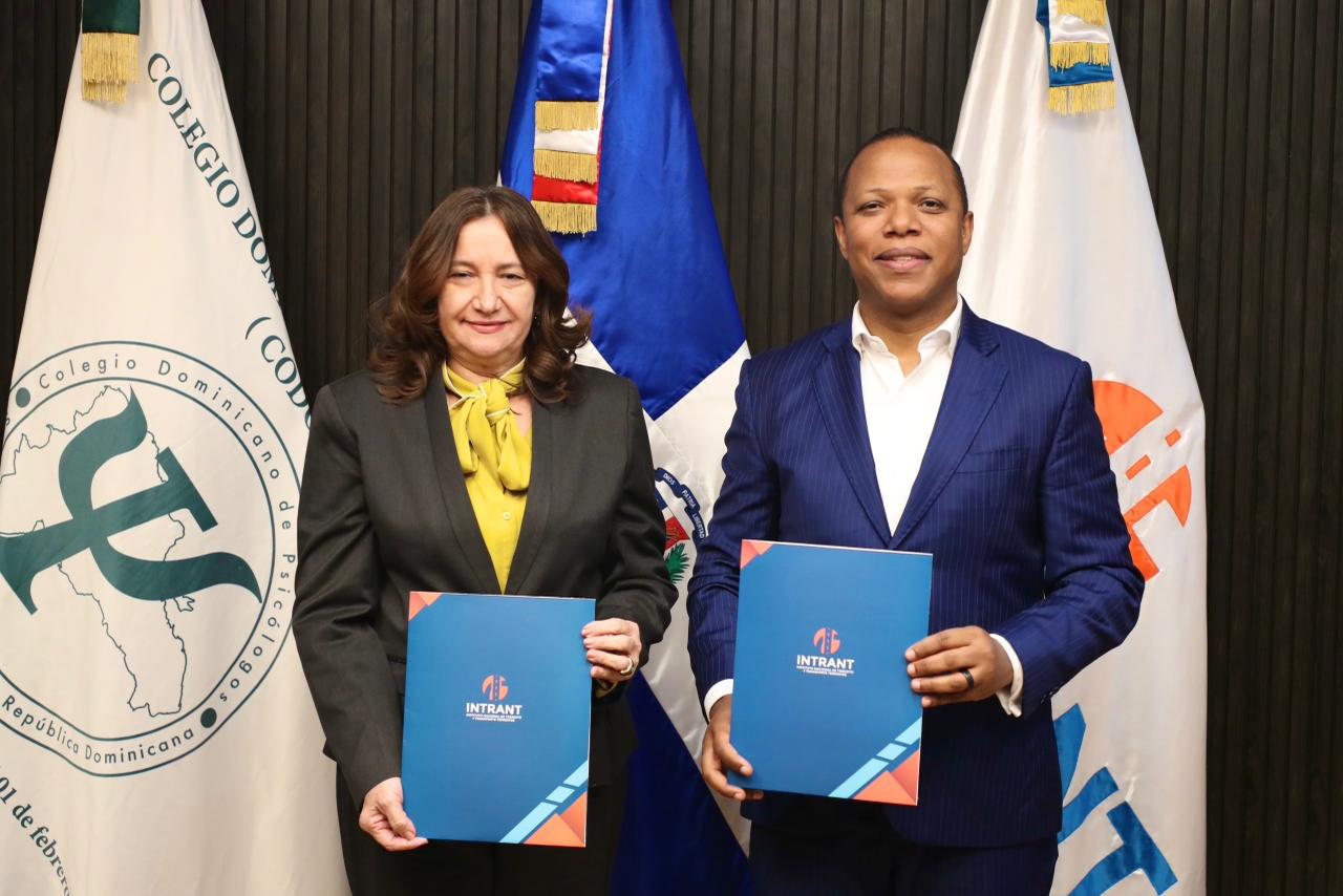 Firma del acuerdo entre Milton Morrison (INTRANT) y la presidenta de CODOPSI para la atención psicológica a víctimas de tránsito.