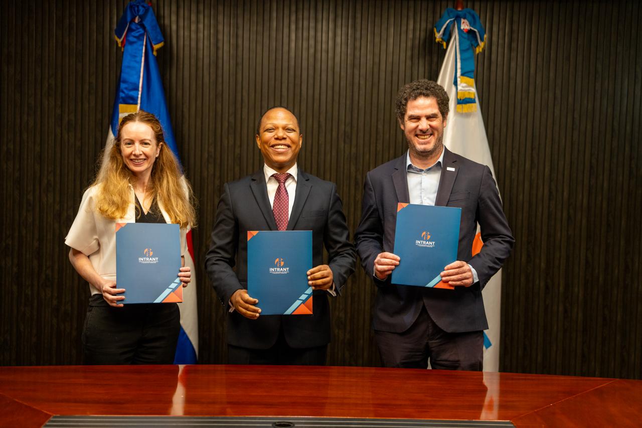 Milton Morrison junto a Virginie Diaz y representantes de la Unión Europea en la firma del memorando de entendimiento.