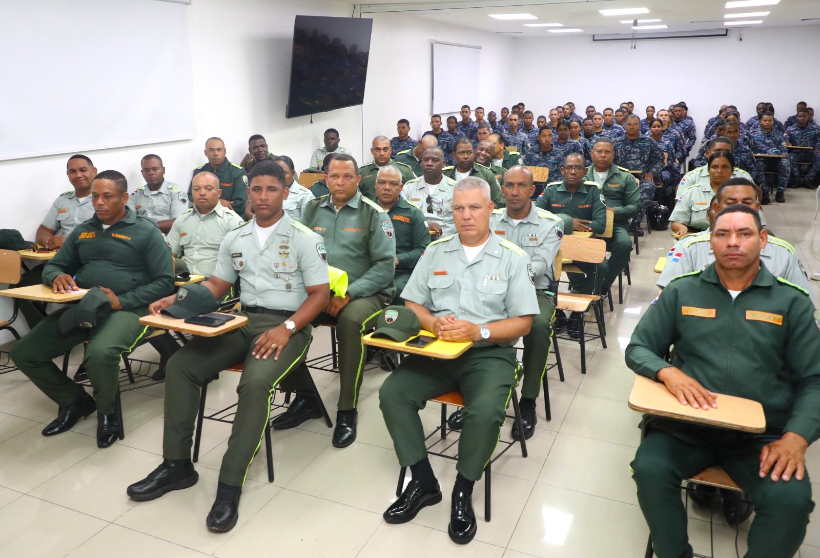 Agentes de la DIGESETT reciben capacitación técnica sobre la identificación de cascos homologados para motociclistas.