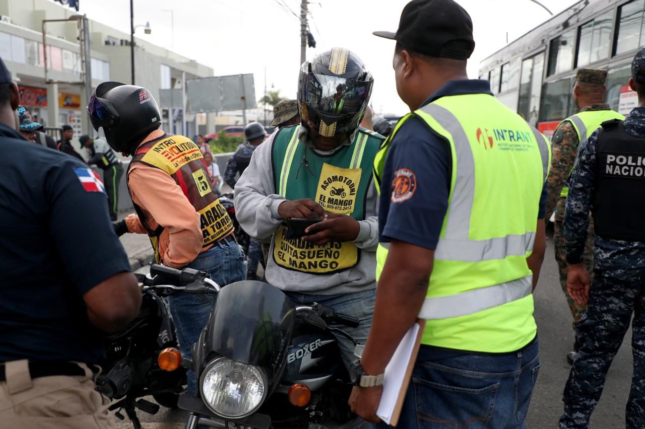 Amplio despliegue de agentes de la DIGESETT, Policía Nacional y el INTRANT durante las intervenciones a paradas de motoconchos a nivel nacional.