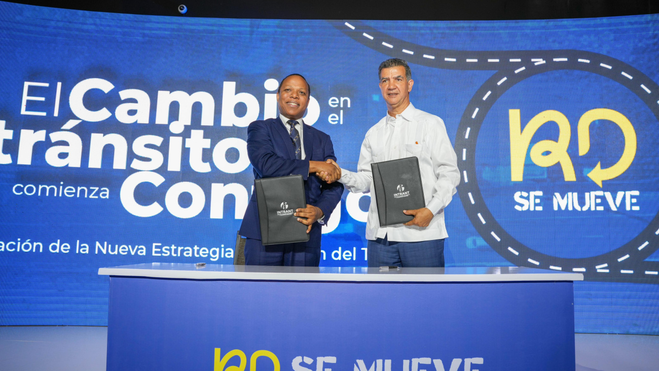Autoridades del Gobierno dominicano presentan nueva estrategia integral de tránsito para el Gran Santo Domingo, junto a representantes del INTRANT y el Departamento de Transporte de Nueva York.