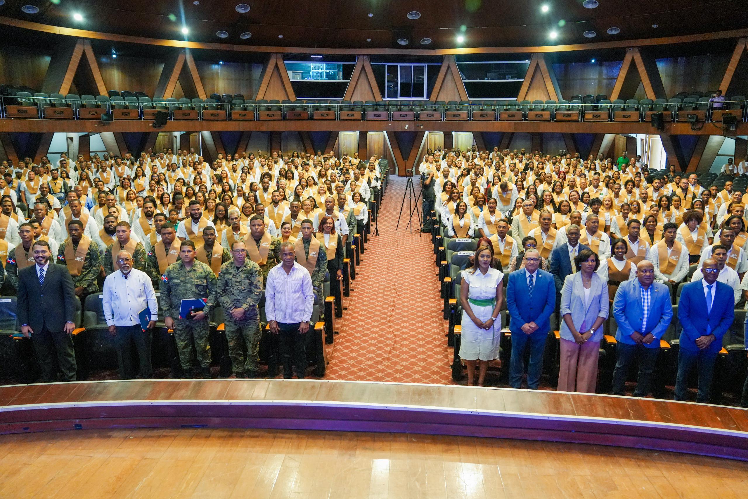 "INTRANT e INFOTEP certifican a mil conductores en habilidades blandas para fomentar la seguridad vial en República Dominicana."