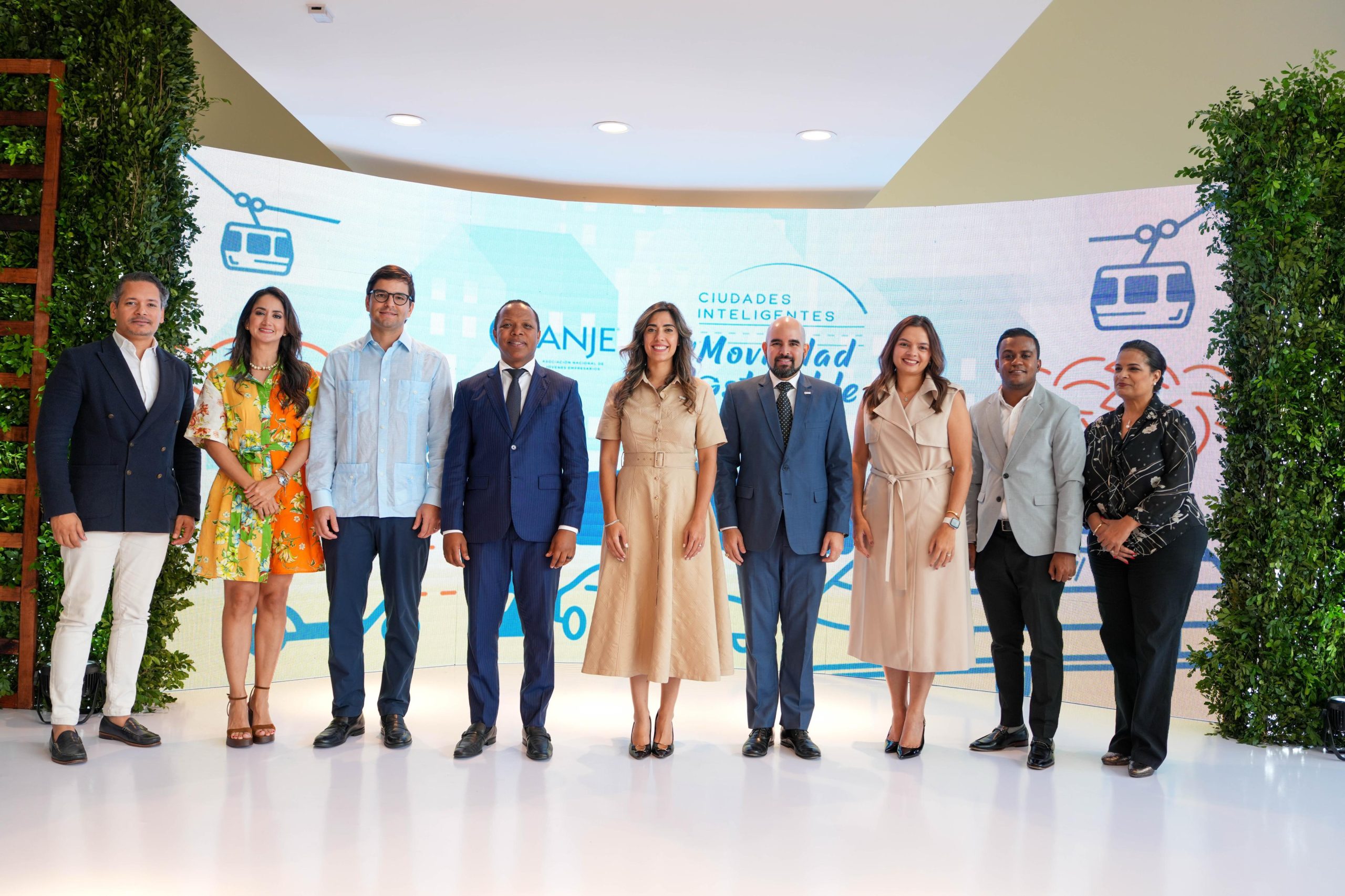 Representantes del INTRANT y ANJE en el panel sobre los retos de la movilidad en República Dominicana.