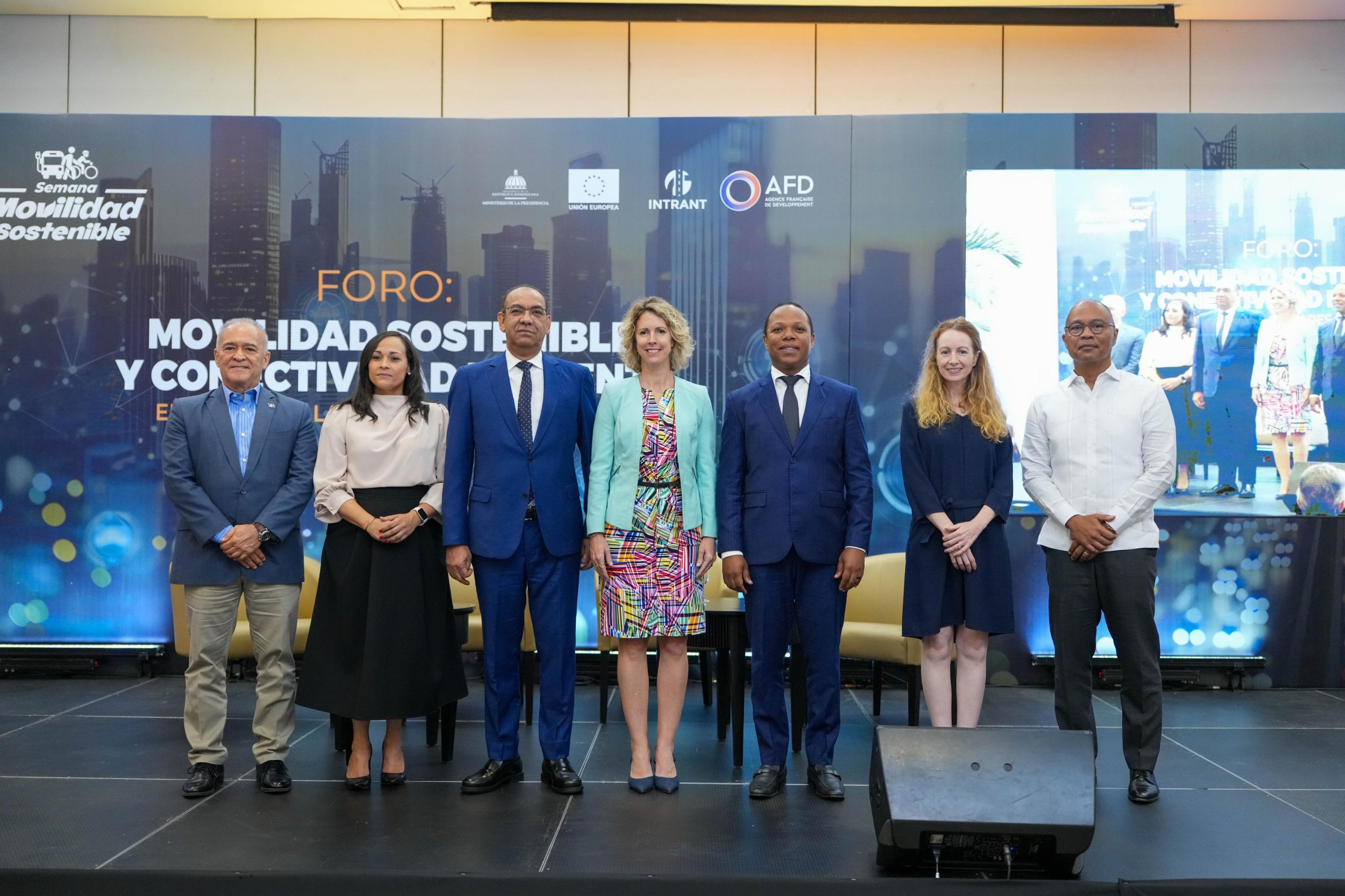 Funcionarios del INTRANT y representantes de la Unión Europea y la AFD durante el foro de la Semana de la Movilidad Sostenible 2025.