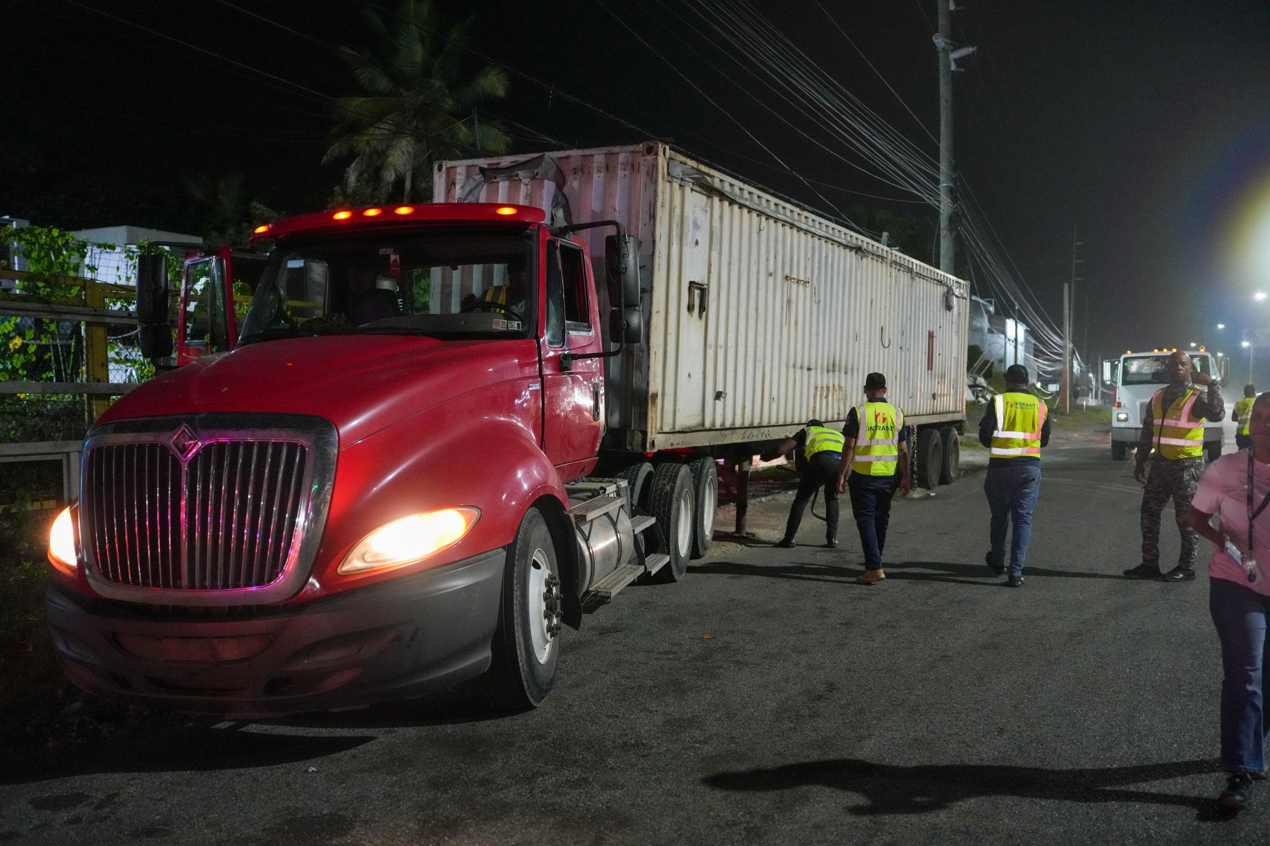 Agentes del INTRANT y DIGESETT fiscalizando camiones de carga durante un operativo en la Autopista Duarte. Keywords: INTRANT, o