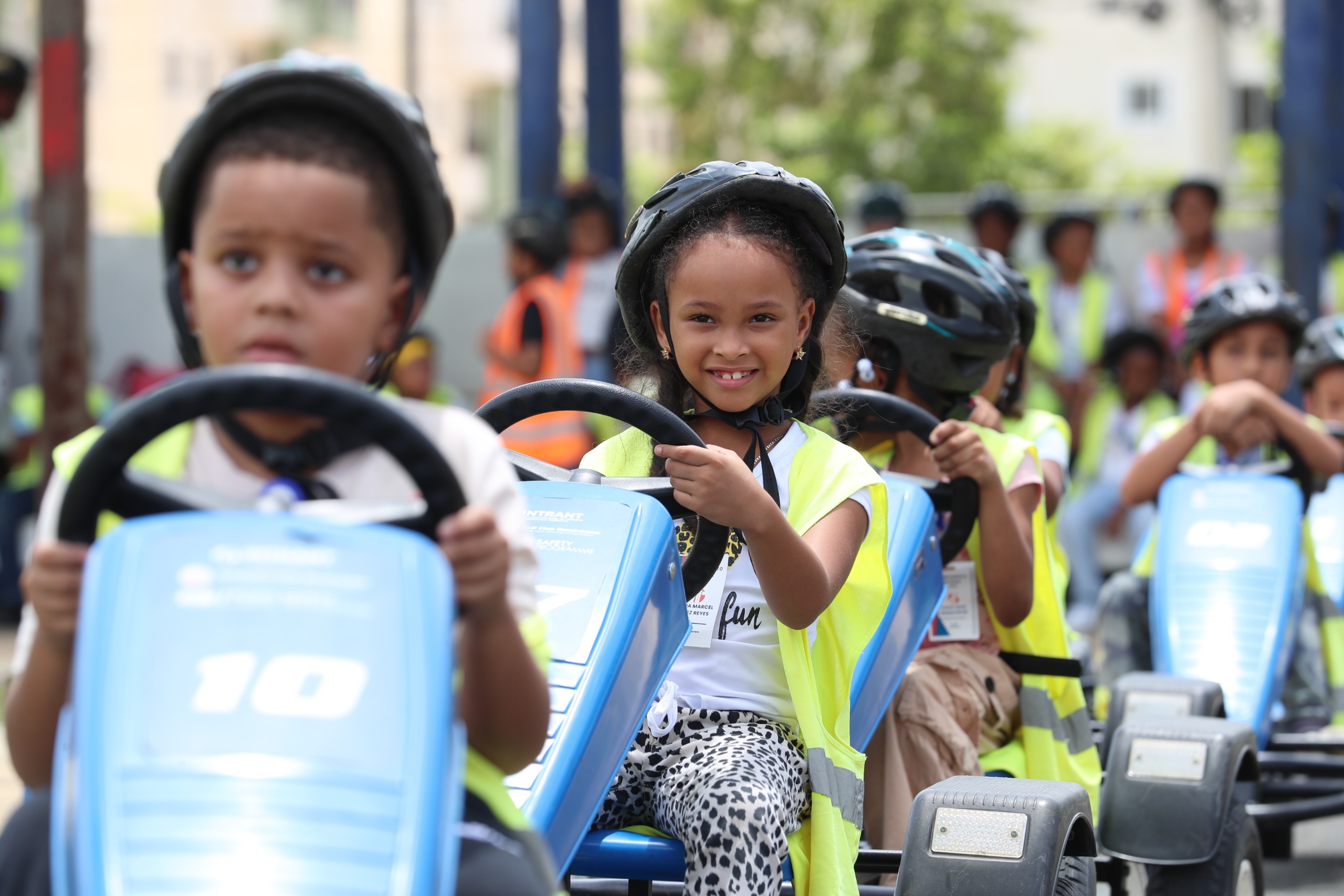 Niños y niñas participando en una actividad sobre educación vial durante el Campamento Infantil INTRANT 2025.