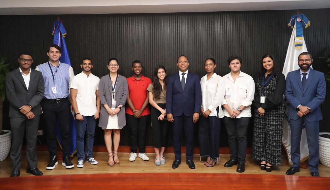 Estudiantes de Derecho de UNIBE junto al director del INTRANT, Milton Morrison, durante la jornada “Directores por un día”.