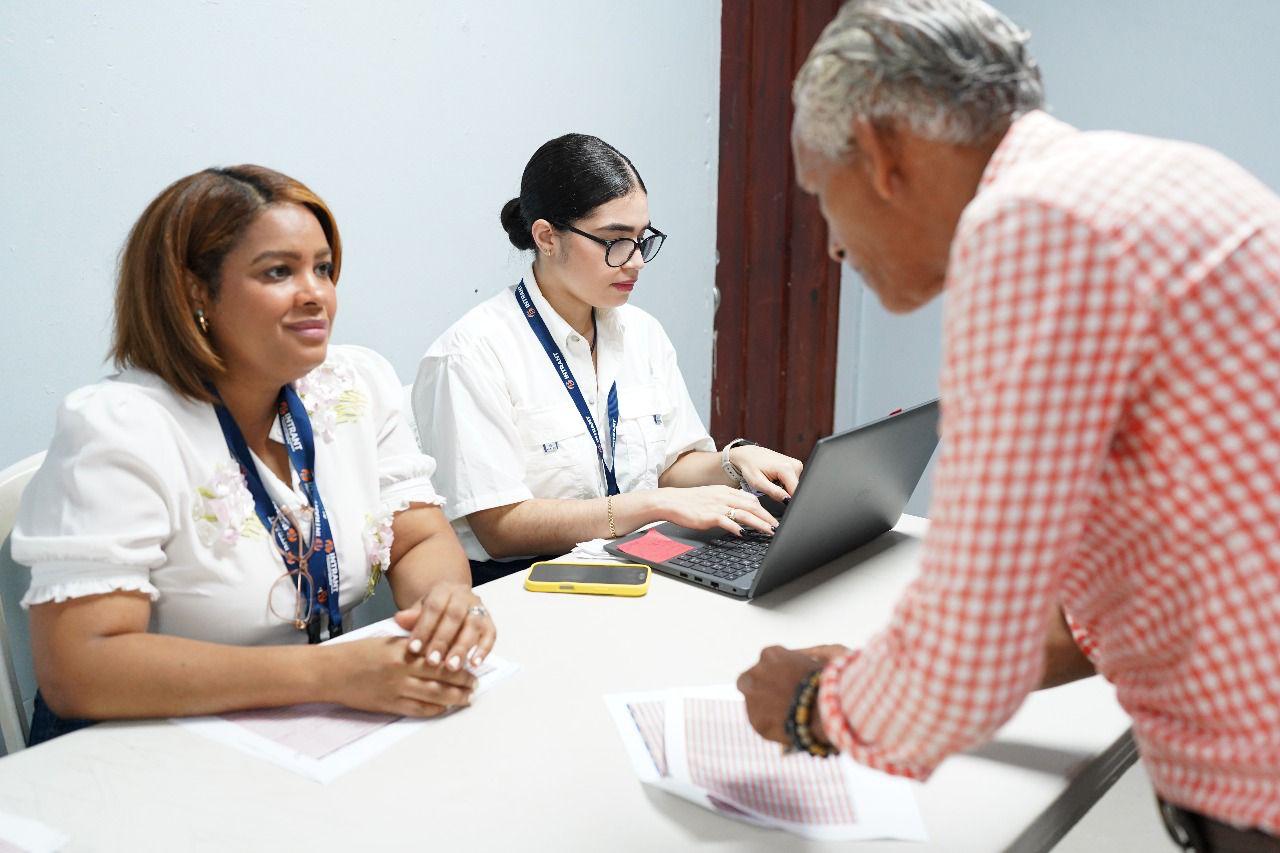 Colaborador del INTRANT verificándose durante las elecciones del Comité de Ética Pública.