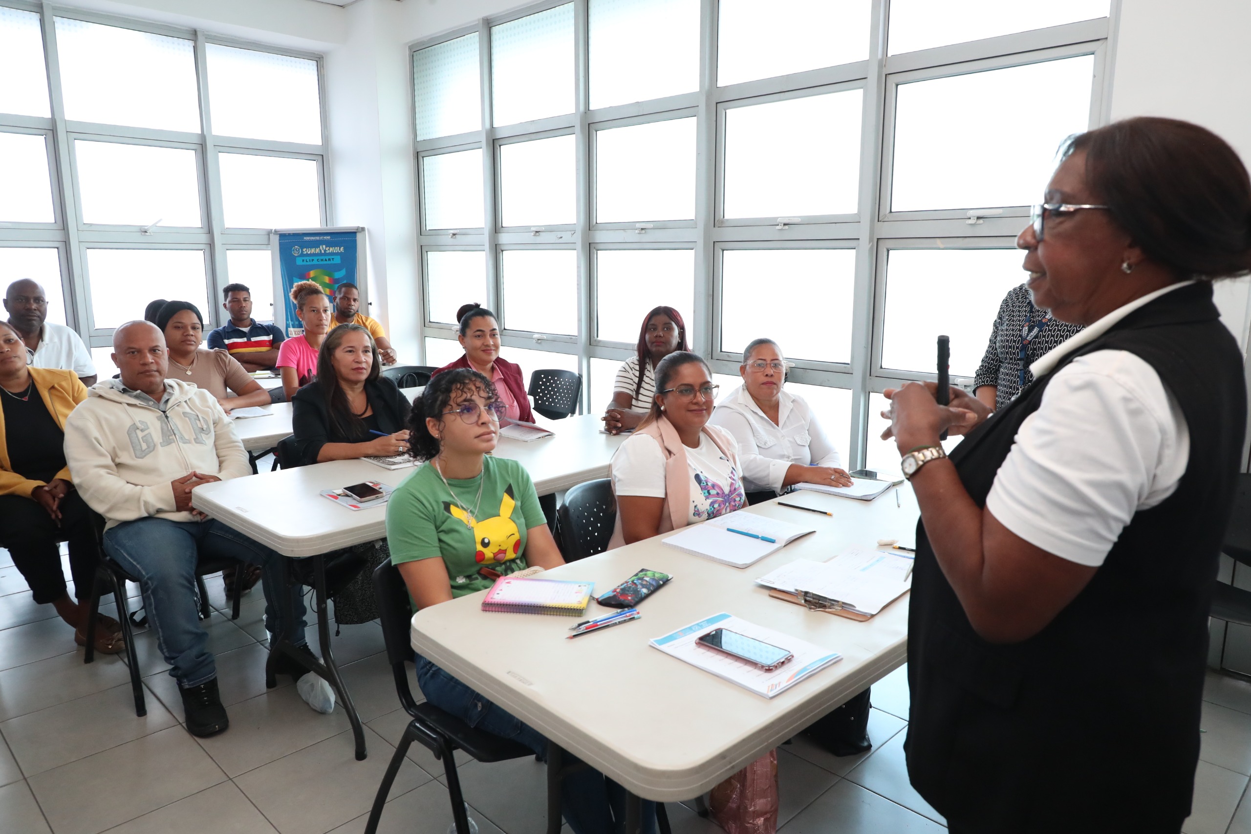 Conductores del programa de Transporte Escolar (TRAE) en una aula durante la capacitación sobre seguridad vial de ENEVIAL.