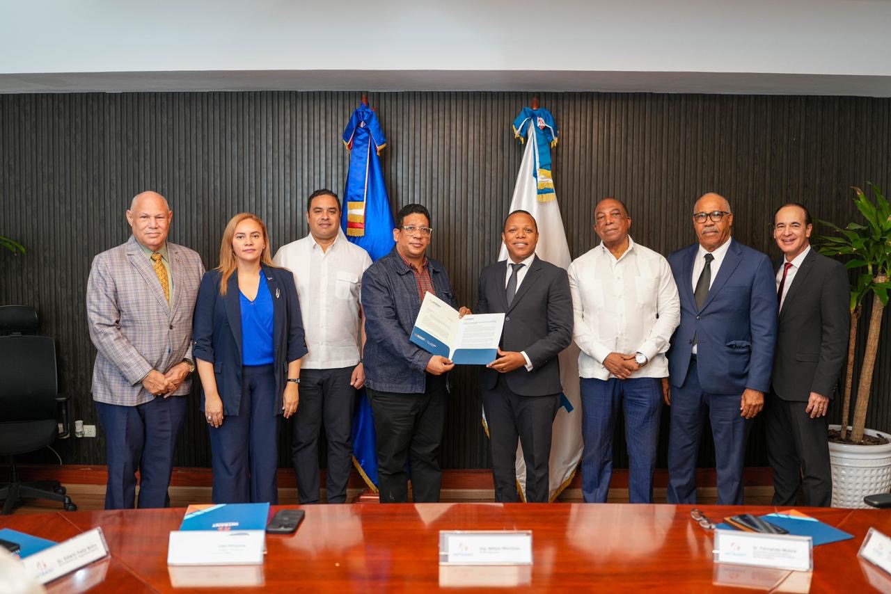 Carlos Pimentel y Milton Morrison durante la reunión de veeduría del proceso de licitación de licencias de conducir