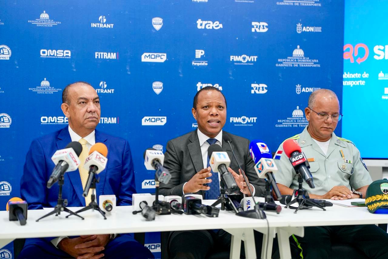 Autoridades del Gabinete de Transporte, INTRANT y DIGESETT durante el anuncio de mejoras en la movilidad de Santo Domingo.