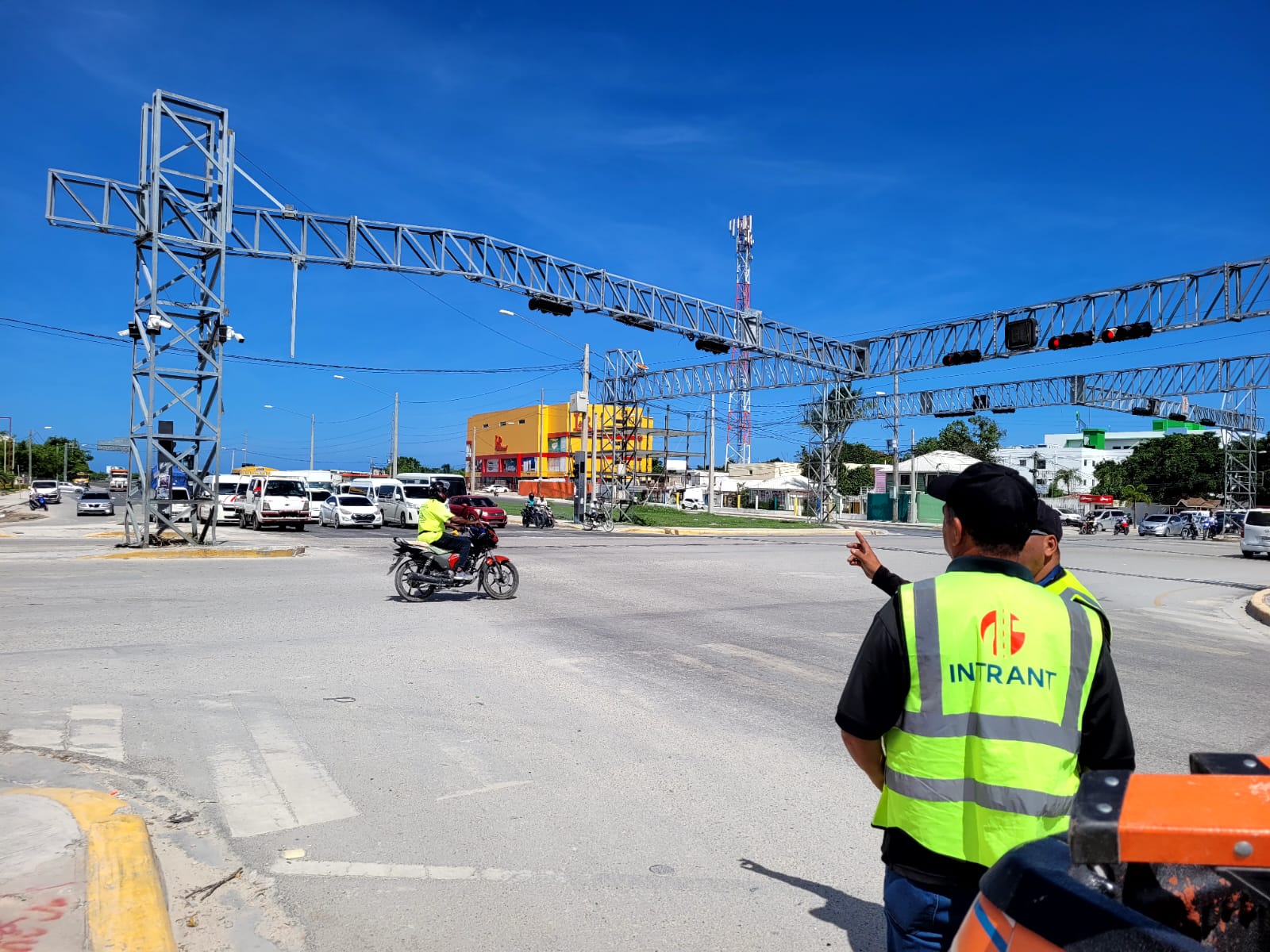 Técnicos del INTRANT realizan levantamientos con drones para ajustar los semáforos en Bávaro y Verón.