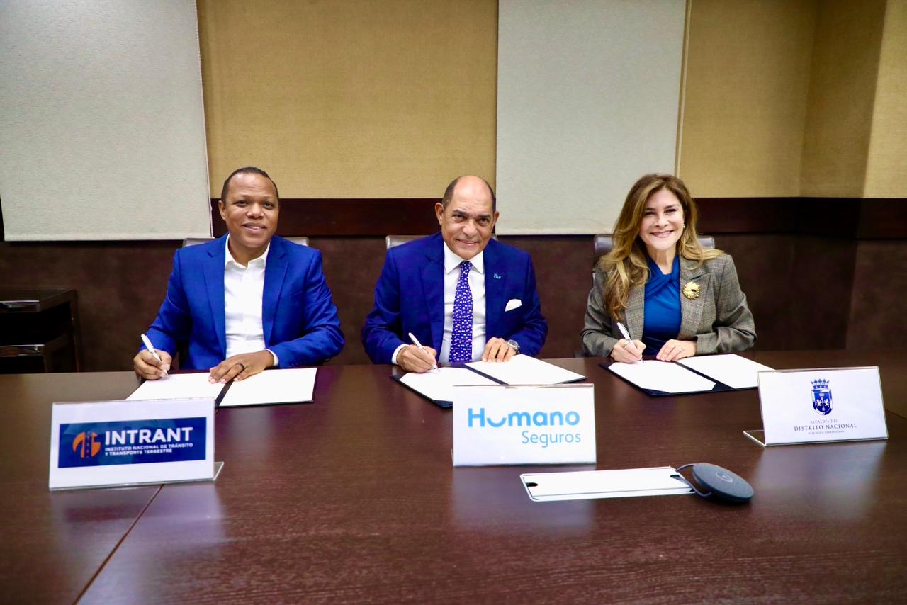 Firma del acuerdo entre INTRANT, Alcaldía del Distrito Nacional y Humano Seguros para mejorar la seguridad vial.