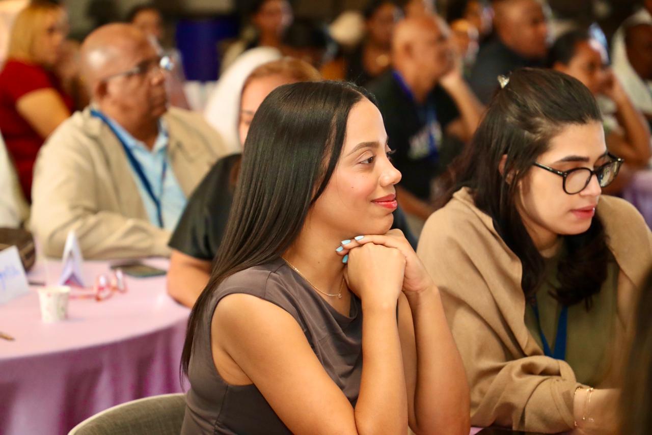 Colaboradores del INTRANT participan en la charla "Rompiendo el silencio" por el Día de la Eliminación de la Violencia contra la Mujer.