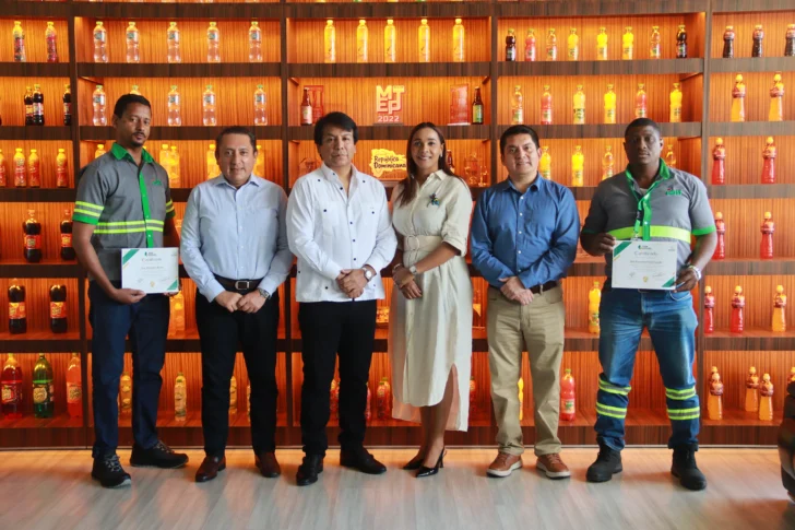 Ejecutivos de Industrias San Miguel (ISM) y directivos del INTRANT durante la entrega de certificaciones a conductores