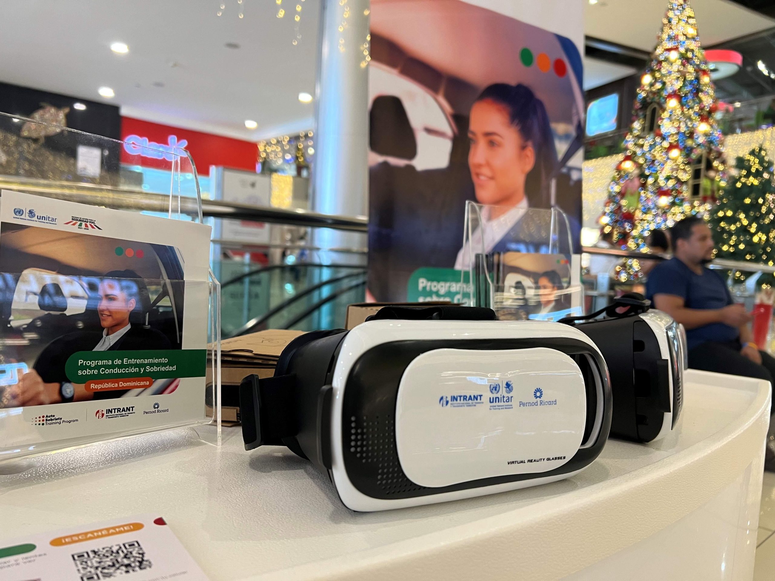 Stand informativo de prevención de conducción bajo los efectos del alcohol en la sede central del INTRANT