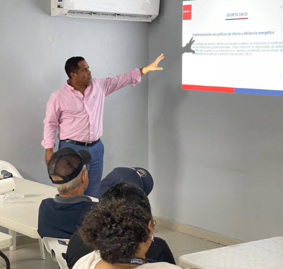 Jhonny Cabrera, director del CENARVE, impartiendo charla sobre el uso racional de la energía en instituciones del Estado.