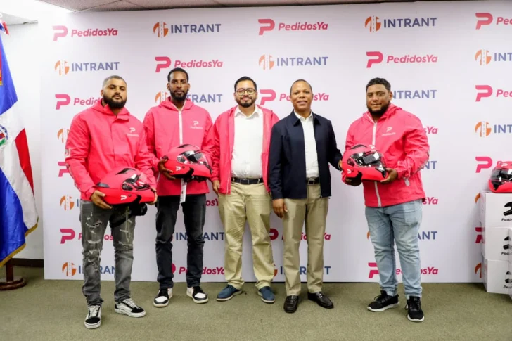 Repartidores de PedidosYa recibiendo cascos certificados bajo la normativa 001-2025.