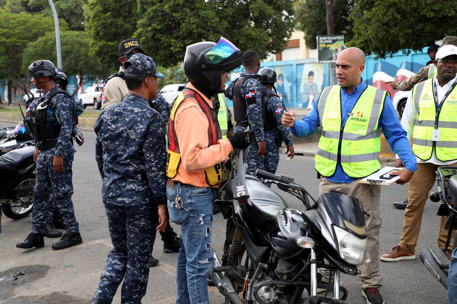 Autoridades del INTRANT, la Policía Nacional y la DIGESETT fiscalizando una parada de motocicletas en la avenida Winston Churchill.
