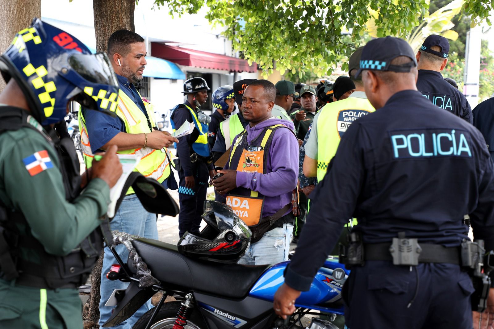Motocicletas retenidas e inspeccionadas por las autoridades en un punto de control en las inmediaciones del kilómetro 9 de la autopista Duarte.