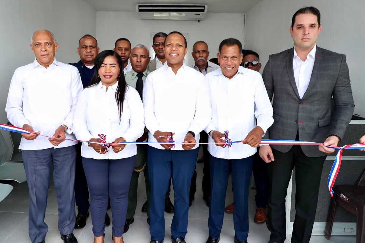 Milton Morrison junto a la gobernadora Mercedes Nova y el senador Dagoberto Rodríguez en el corte de cinta de la oficina del INTRANT en Jimaní.