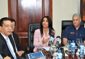 Claudia Franchesca toma posesión como Directora del INTRANT