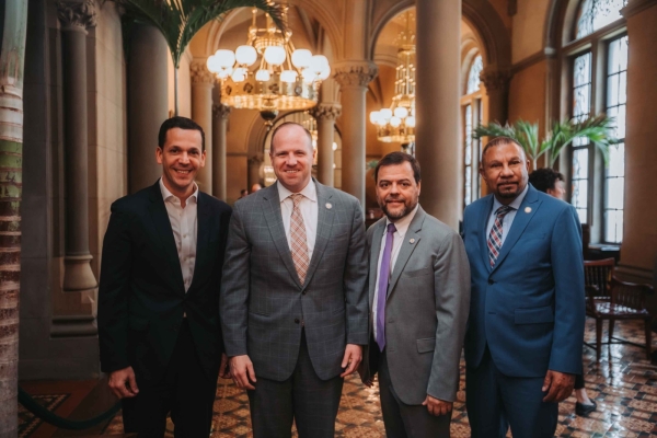 Hugo Beras impulsa reciprocidad de Licencias de Conducir RD en Senado de New York