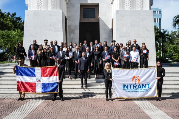 INTRANT deposita ofrenda floral con motivo al 181 aniversario de la Independencia Nacional