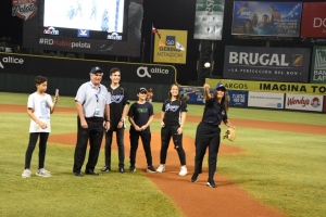 Directora del Intrant, lanza primera bola en el Estadio Quisqueya