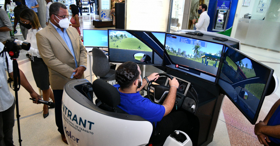 Instituto Nacional de Tránsito y Transporte Terrestre  INTRANT - INTRANT  instala simuladores de conducción en los centros comerciales Blue Mall y  Ágora Mall