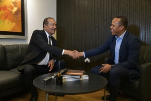 Milton Morrison se reúne con Antonio Marte quien le promete solución en la parada del Kilómetro 9