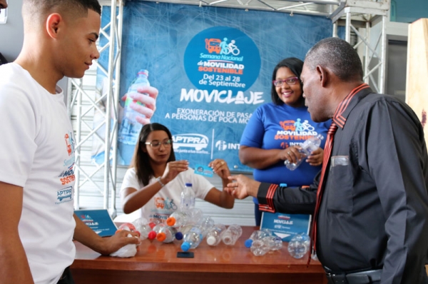 Ciudadanos cambian botellas plásticas por pasajes