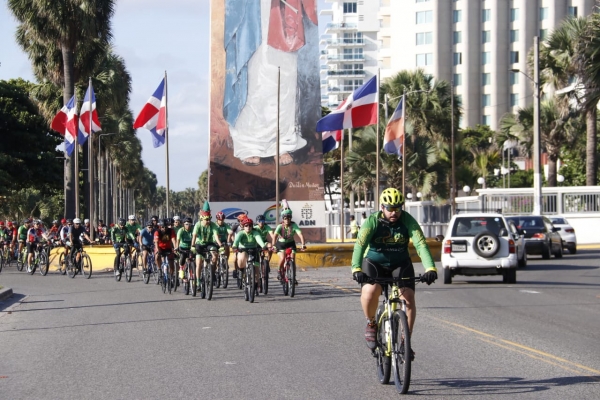 Realizan recorrido navideño en bicicleta