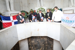 INTRANT deposita ofrenda floral en el Altar de la Patria