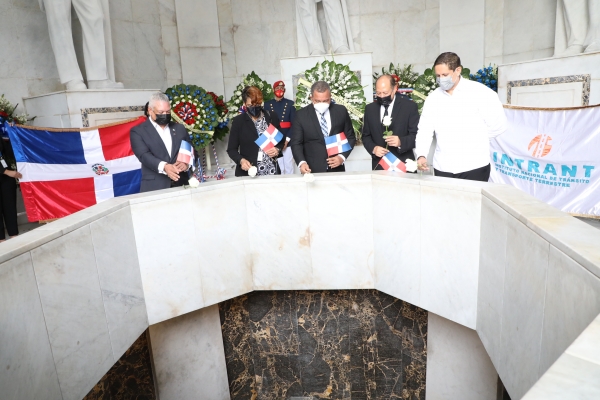 INTRANT deposita ofrenda floral en el Altar de la Patria