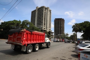 INTRANT y ADN prohíben circulación de vehículos pesados en el Malecón de Santo Domingo para evitar accidentes