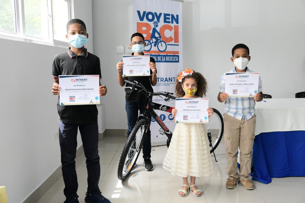 INTRANT entrega premios a menores participaron concurso dibujo infantil