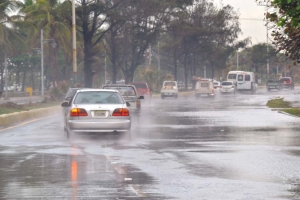 Intrant orienta a ciudadanos sobre la conducción segura durante la lluvia
