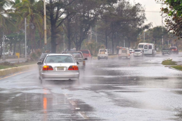 Intrant orienta a ciudadanos sobre la conducción segura durante la lluvia