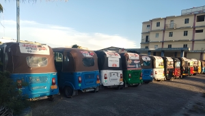 Intrant multa 14 taxistas “Poppi Express” que operaban sin licencia en la provincia La Altagracia