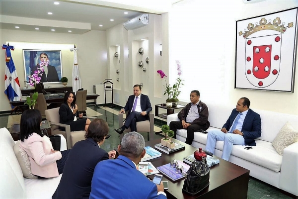 Directora INTRANT y Alcalde de Santiago acuerdan organizar tránsito en esa ciudad